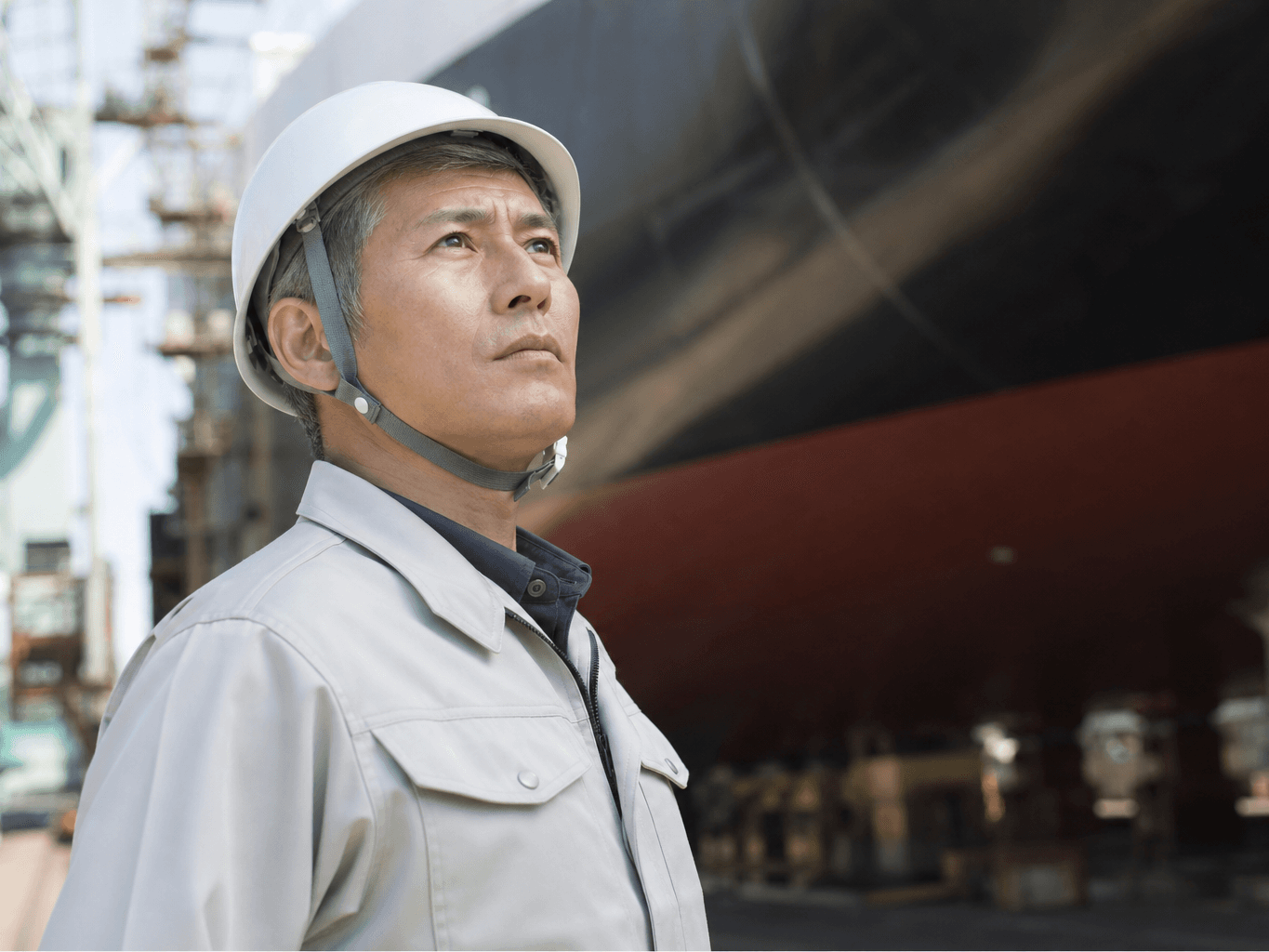 船体を点検する造船所の技術者 - Shipyard Technician Inspecting a Vessel