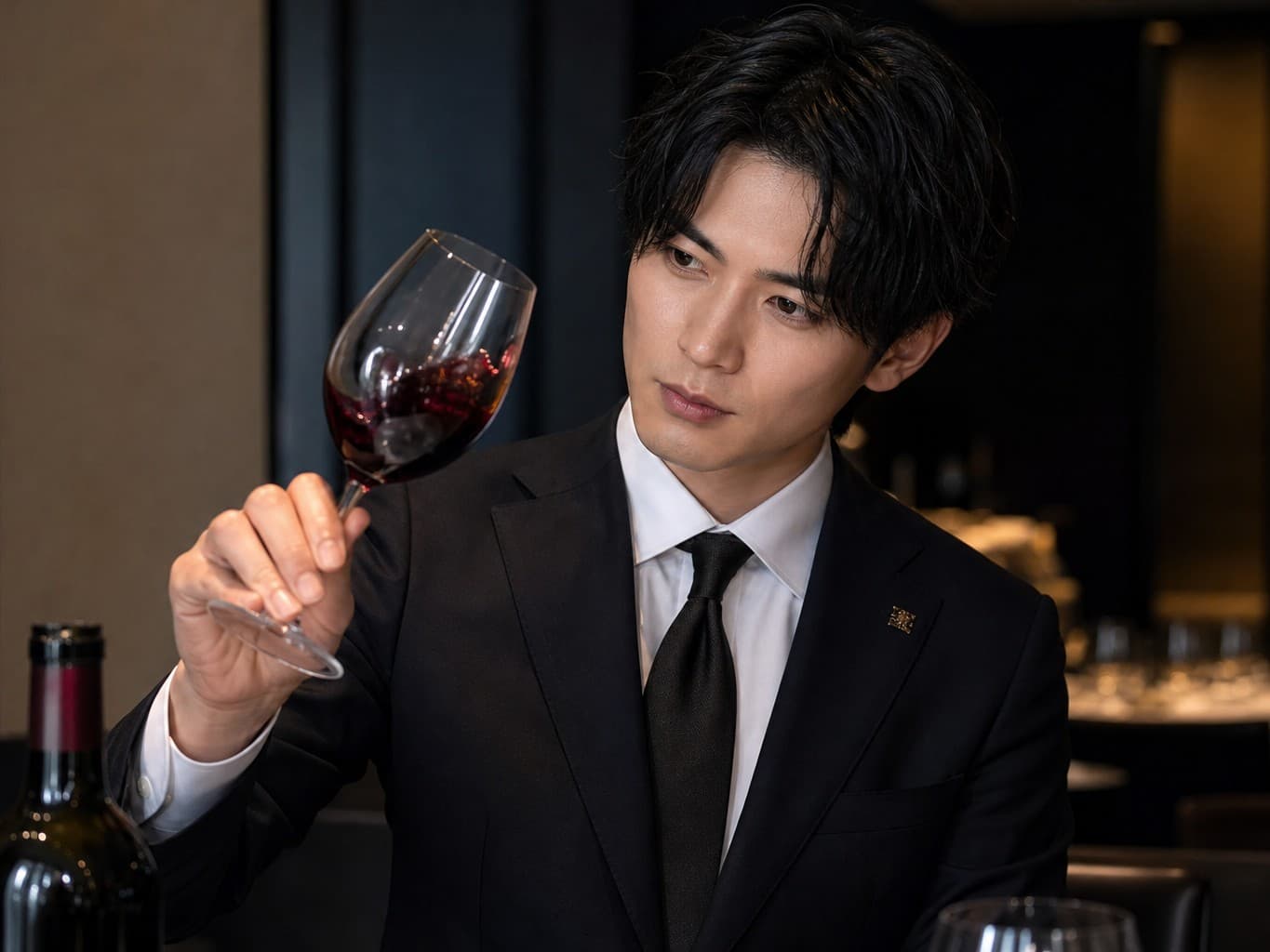 ワインをテイスティングするソムリエ - Sommelier tasting red wine in a restaurant