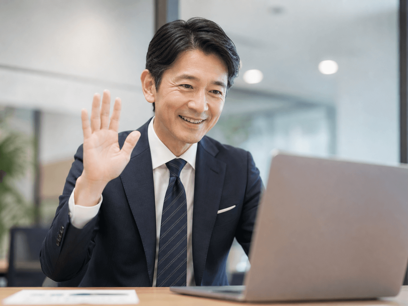 PCに向かって笑顔で手を振る男性社員 - Male Employee Waving at Laptop Camera