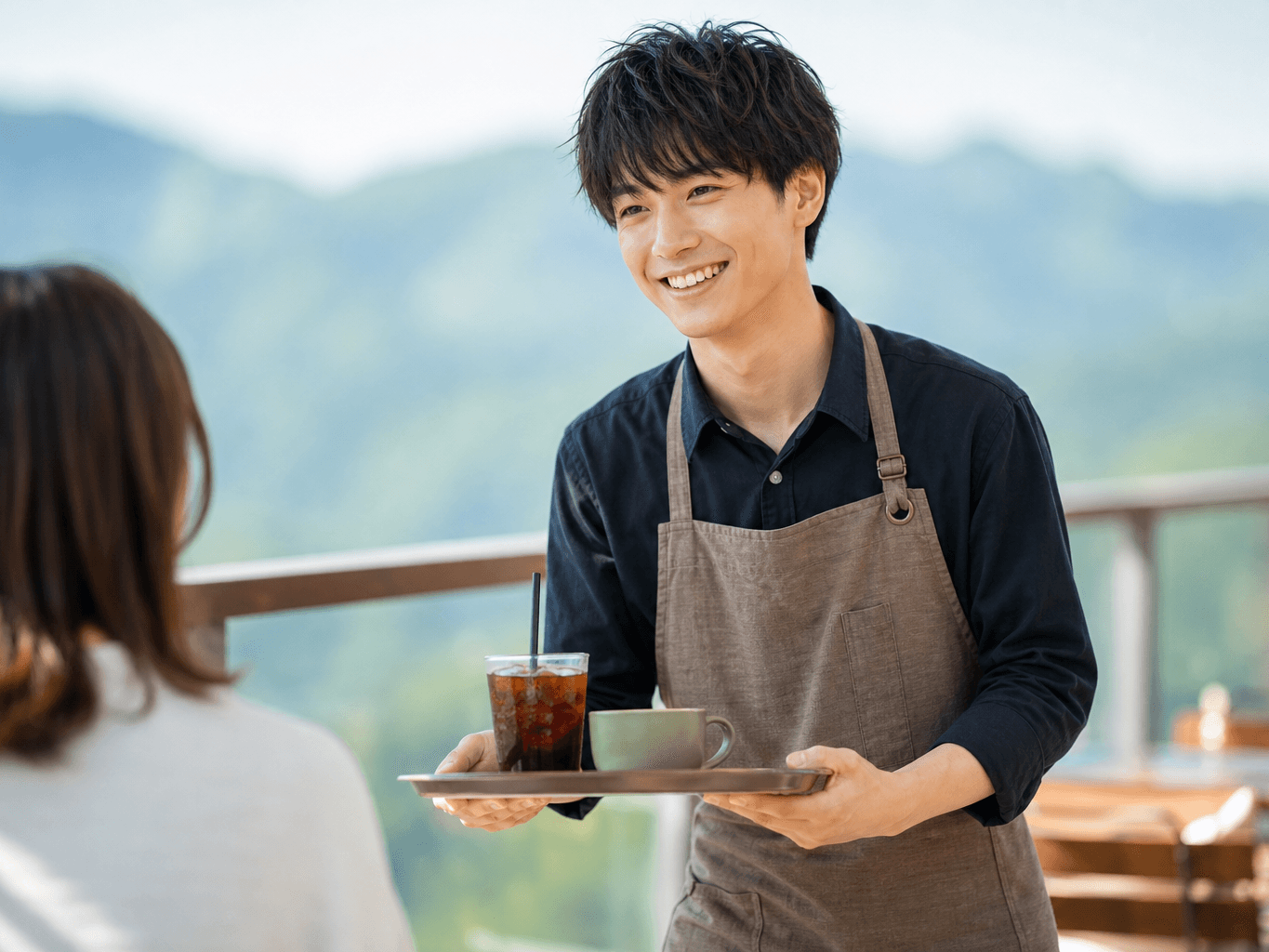 展望台カフェで接客するスタッフ - Café Staff Serving Drinks at a Mountain Lookout