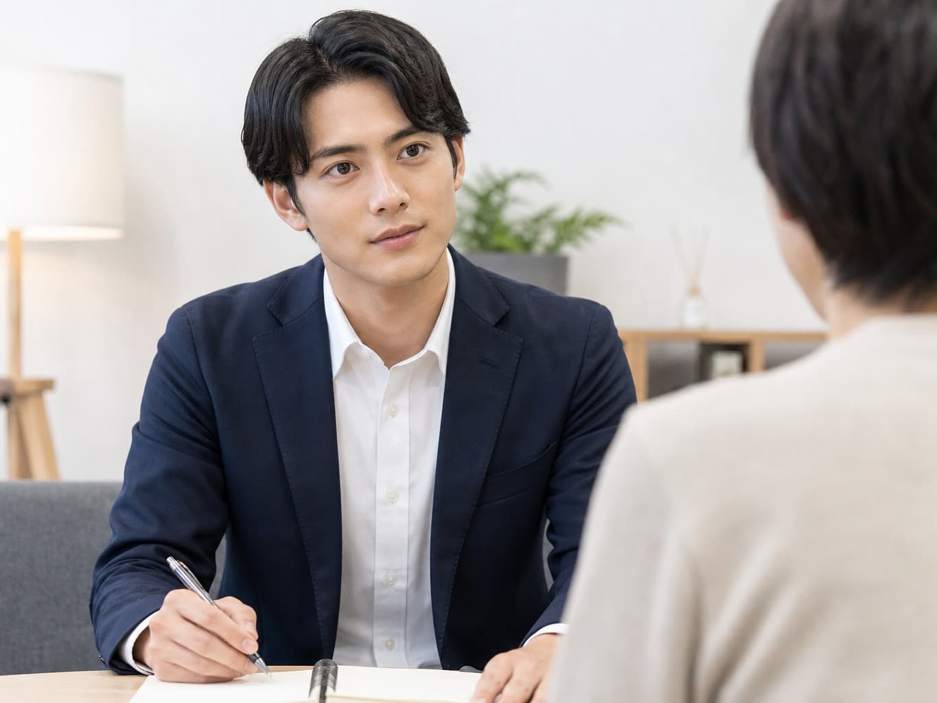 面談で話を聞く公認心理師 - Psychologist listening during a counseling session