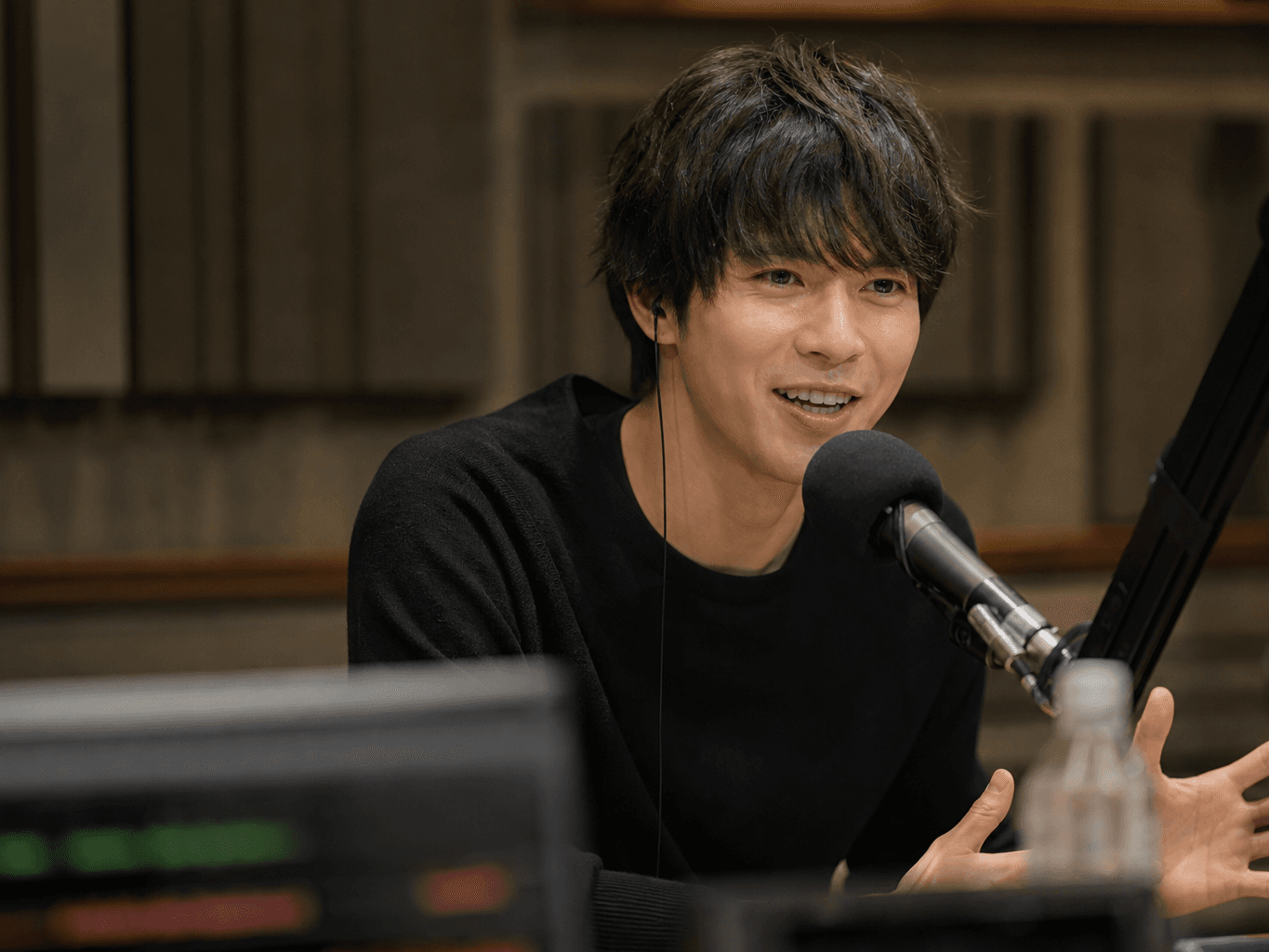 スタジオで収録をするパーソナリティ - Man Recording a Podcast in a Studio