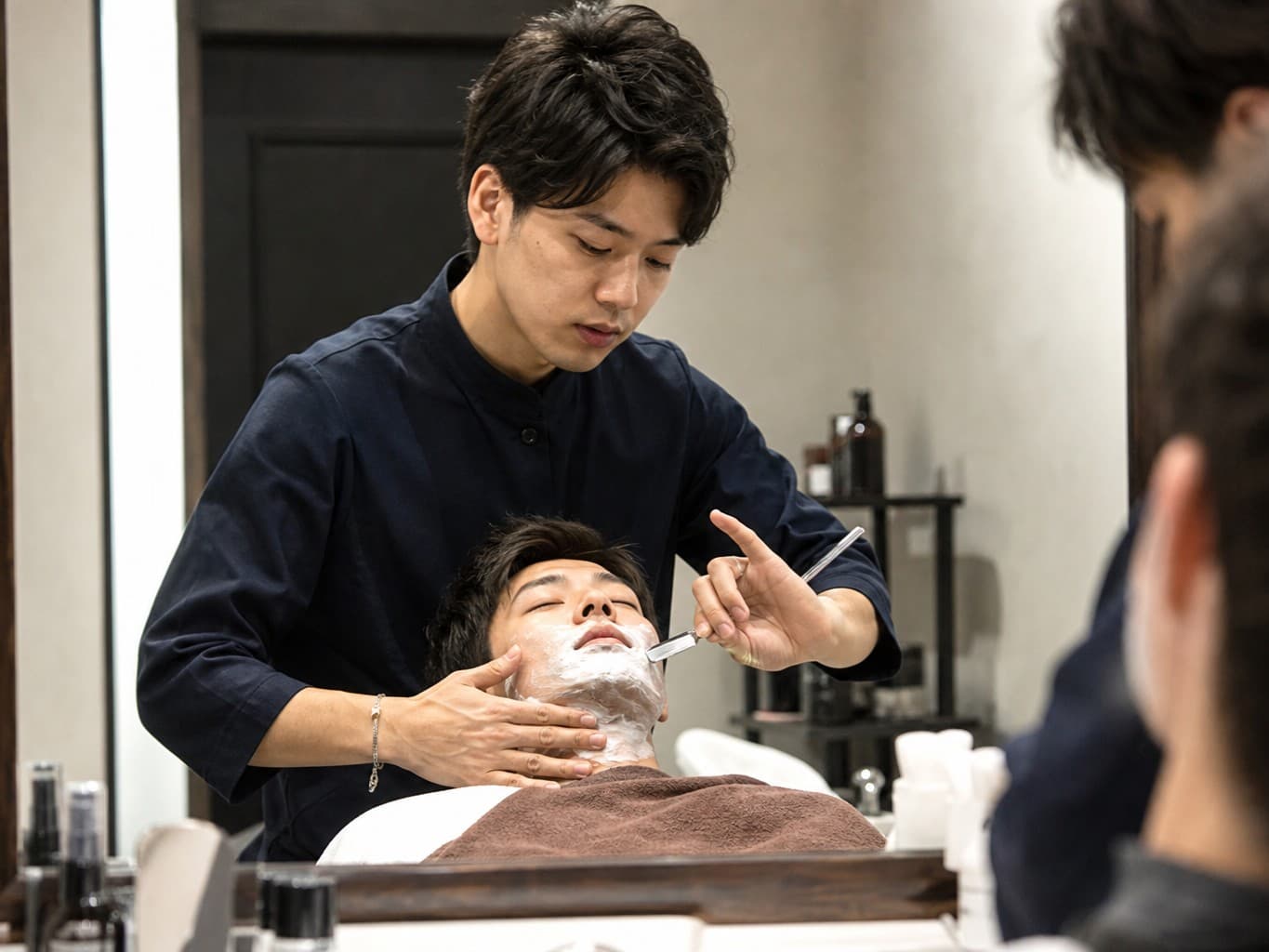 顔そりをする理容師 - Barber giving a customer a straight razor shave